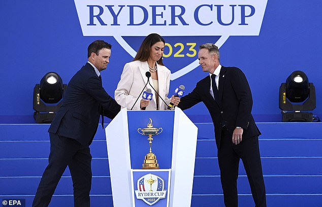 Satta moderiert die Eröffnungszeremonie beim Ryder Cup 2023 in Rom und ist mit dem Kapitän der europäischen Mannschaft, Luke Donald, und seinem US-amerikanischen Amtskollegen Zach Johnson abgebildet
