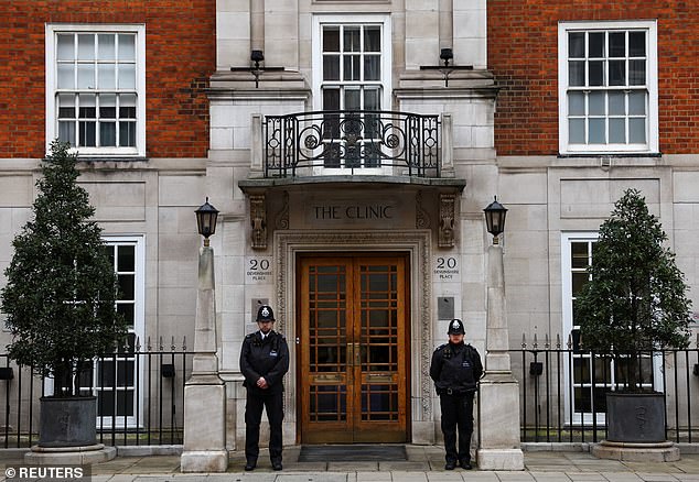 Zwei Polizisten stehen Wache vor der London Clinic in Marylebone, als die Prinzessin von Wales letzten Monat Patientin war