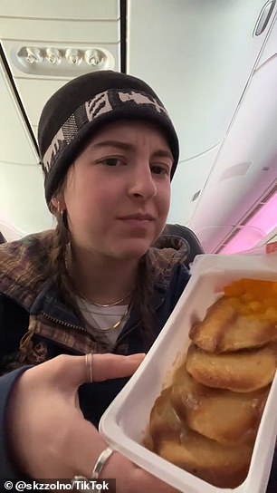 Während eines 16-stündigen Flugs nach Sydney in der Economy Class mit Air Canada ging TikTok-Erfinderin Sammy K (@skzzolno) daran, ihr „Frühstücksangebot“ Revue passieren zu lassen.