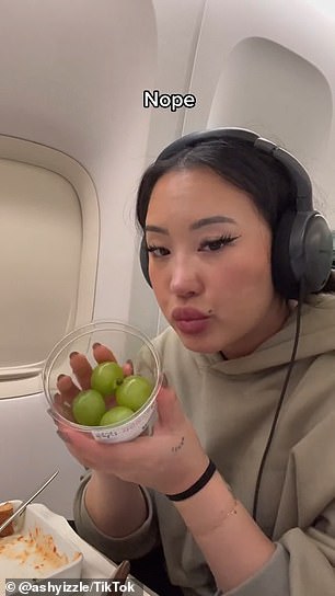 Während eines Fluges mit Korean Air filmte sich die TikTok-Influencerin Ashley Yi beim Frühstück und gab für jeden Artikel eine Bewertung ab