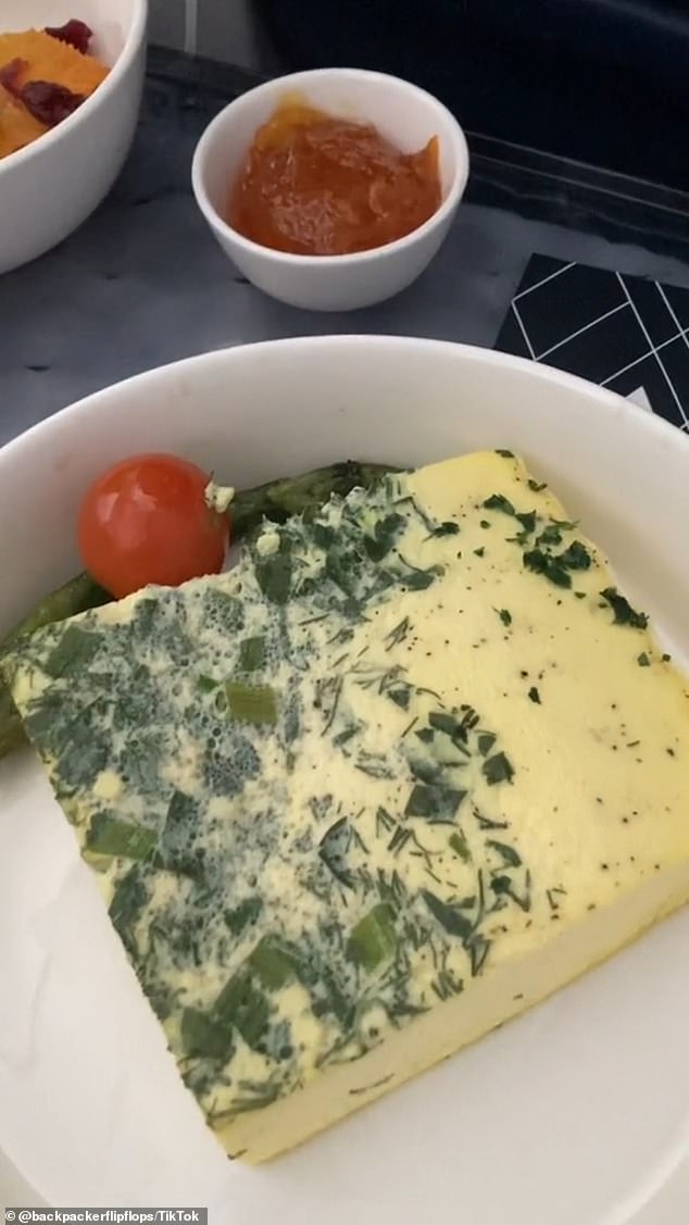 Die Reiseinfluencerin Joanne, die das Pseudonym @backpackerflipflops verwendet, hat ein TikTok erstellt, um ihr Frühstück zu zeigen, während sie in der First Class mit Delta von New York nach Fort Lauderdale fliegt