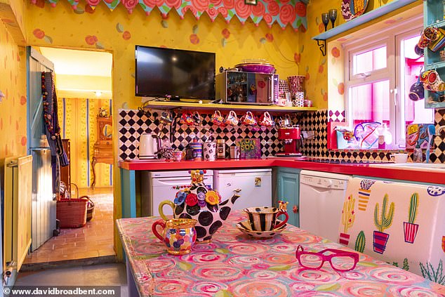 Im Bild: Marys mehrfarbige Küche verfügt außerdem über eine schwarz-weiß karierte Rückwand und gelbe Wände