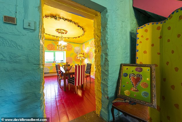 1987 konnte das Paar das Anwesen für 30.000 Pfund kaufen und hat jedes Zimmer in seinem einzigartigen Stil dekoriert