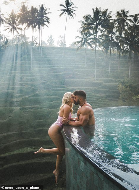 Das glückliche Paar genießt hier den Pool im Cretya Ubud Bali, einem Tagesclub und Restaurant auf Bali