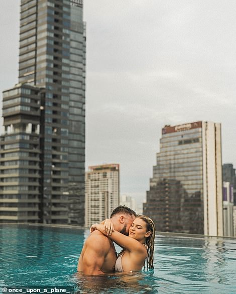 Das Paar ist hier zu sehen, wie es den luxuriösen Infinity-Pool auf dem Dach von Amara Bangkok genießt
