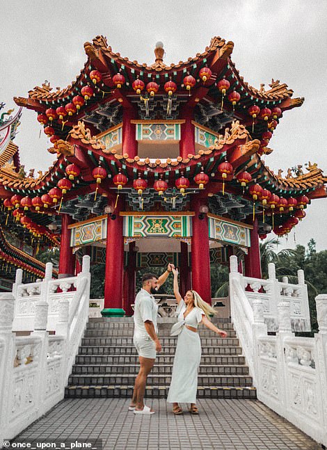 Ruan wird gezeigt, wie er Lee-Chazelle um den Thean-Hou-Tempel in Kuala Lumpur, Malaysia, wirbelt