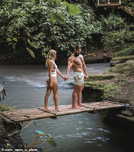 Oben geht das Paar Hand in Hand und erkundet Balis üppige grüne Wälder