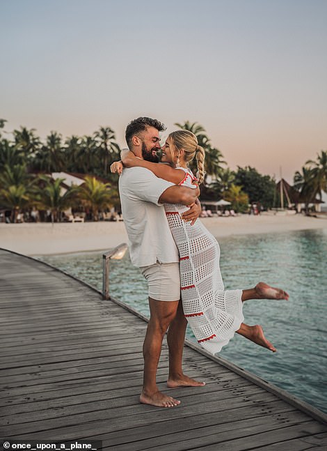 Das Paar sagte: „Das gemeinsame Reisen hat uns viel näher zusammengebracht.“  Sie sind oben im Diamonds Thudufushi Resort auf den Malediven abgebildet