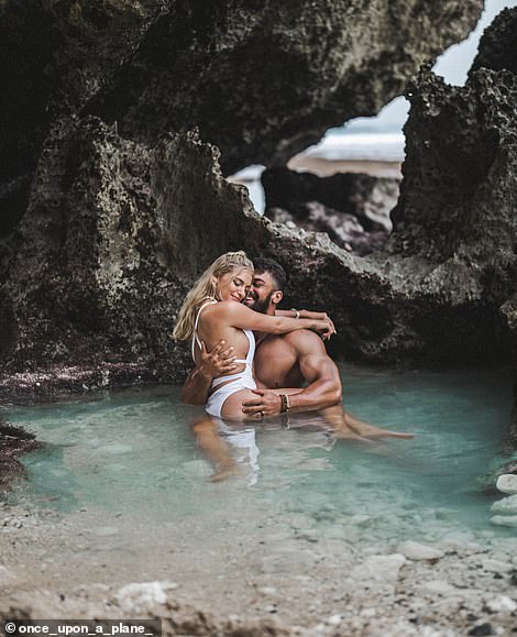 Das Paar ist hier in einem Felsenbecken in Uluatu, Bali, abgebildet.  Das Paar schrieb in einem begleitenden Instagram-Titel: „Es war mit winzigen, spitzen Steinen gefüllt, aber es hat sich wirklich gelohnt.“