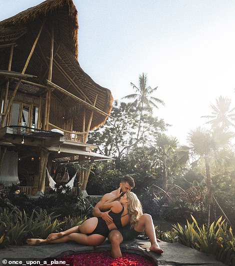 Hier wird das Paar gezeigt, wie es ein „Blumenbad“ im Magic Hills Resort auf Bali genießt