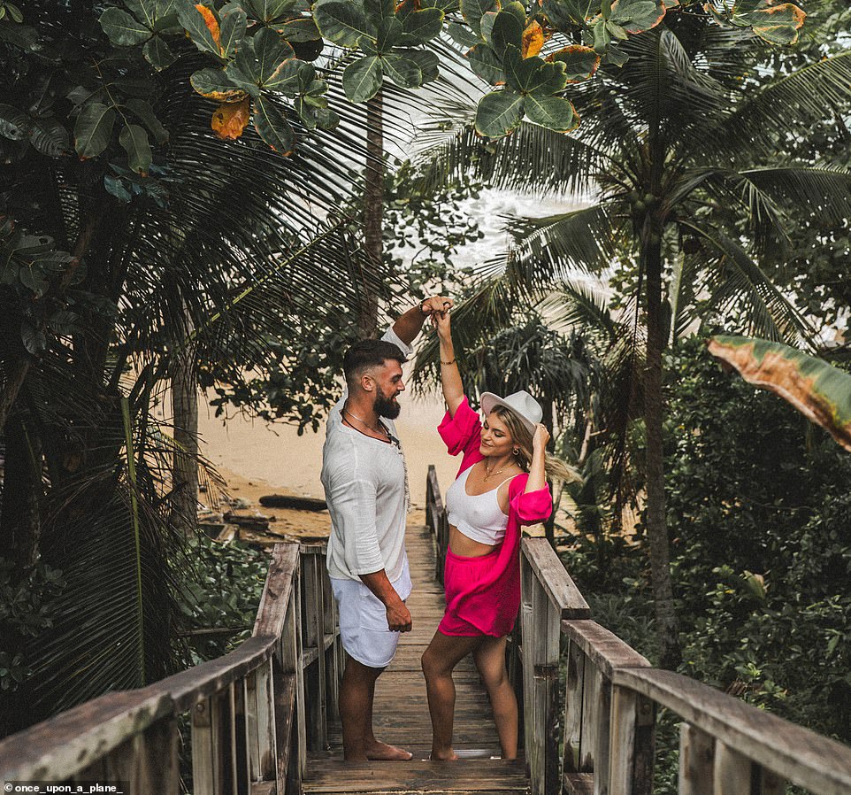 Das Paar erzählte MailOnline Travel, dass sie durch ihre Fotos „gemeinsam unvergessliche Erinnerungen schaffen“ könnten.  Sie sind hier am farbenfrohen Naithon-Strand in Phuket, Thailand, abgebildet