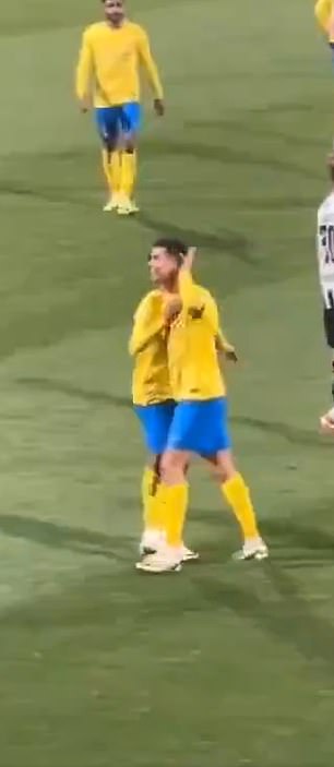 Nachdem die heimischen Fans ihn mit Messi-Rufen verspotteten, schien Ronaldo eine obszöne Geste zu machen