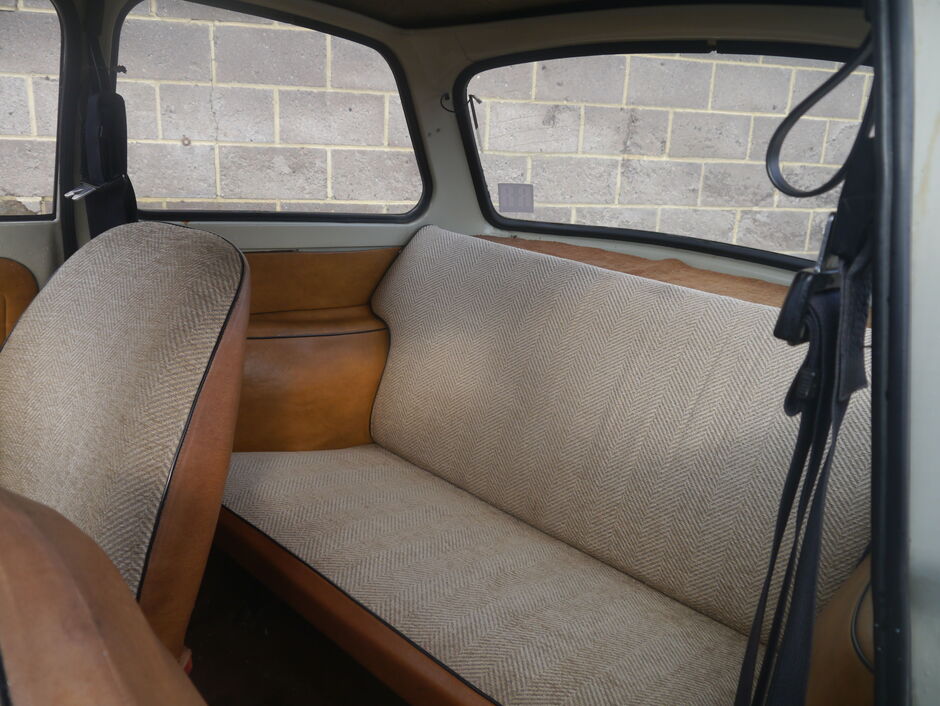 Trabant-Innenraum mit zurückgelehntem Fahrersitz