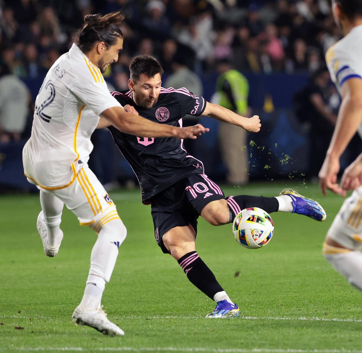 Lionel Messi von Inter Miami schießt am Sonntag in der ersten Halbzeit vor Galaxy-Verteidiger Martin Caceres einen Torschuss.