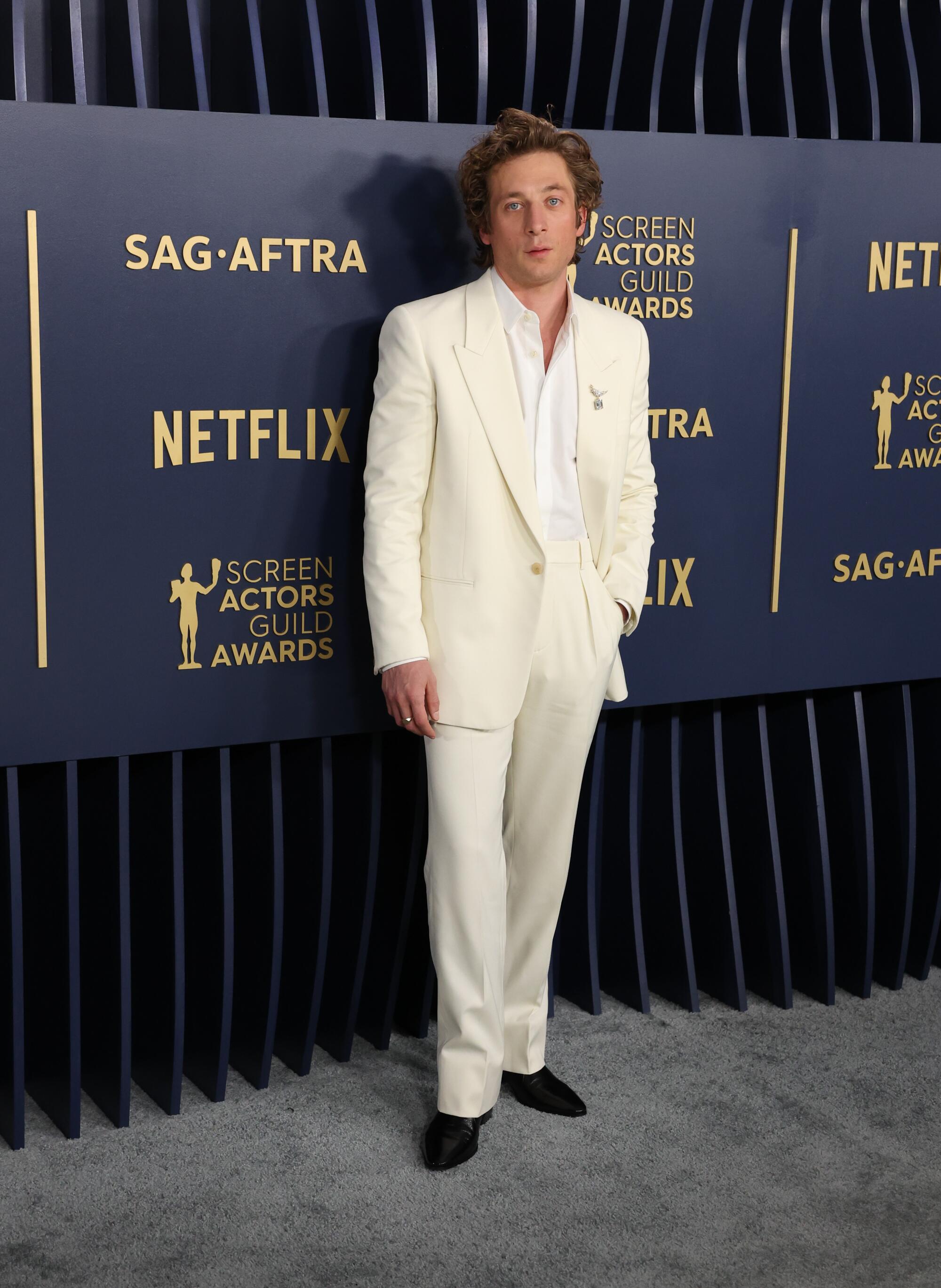 Jeremy Allen White trägt bei den SAG Awards einen weißen Anzug. 