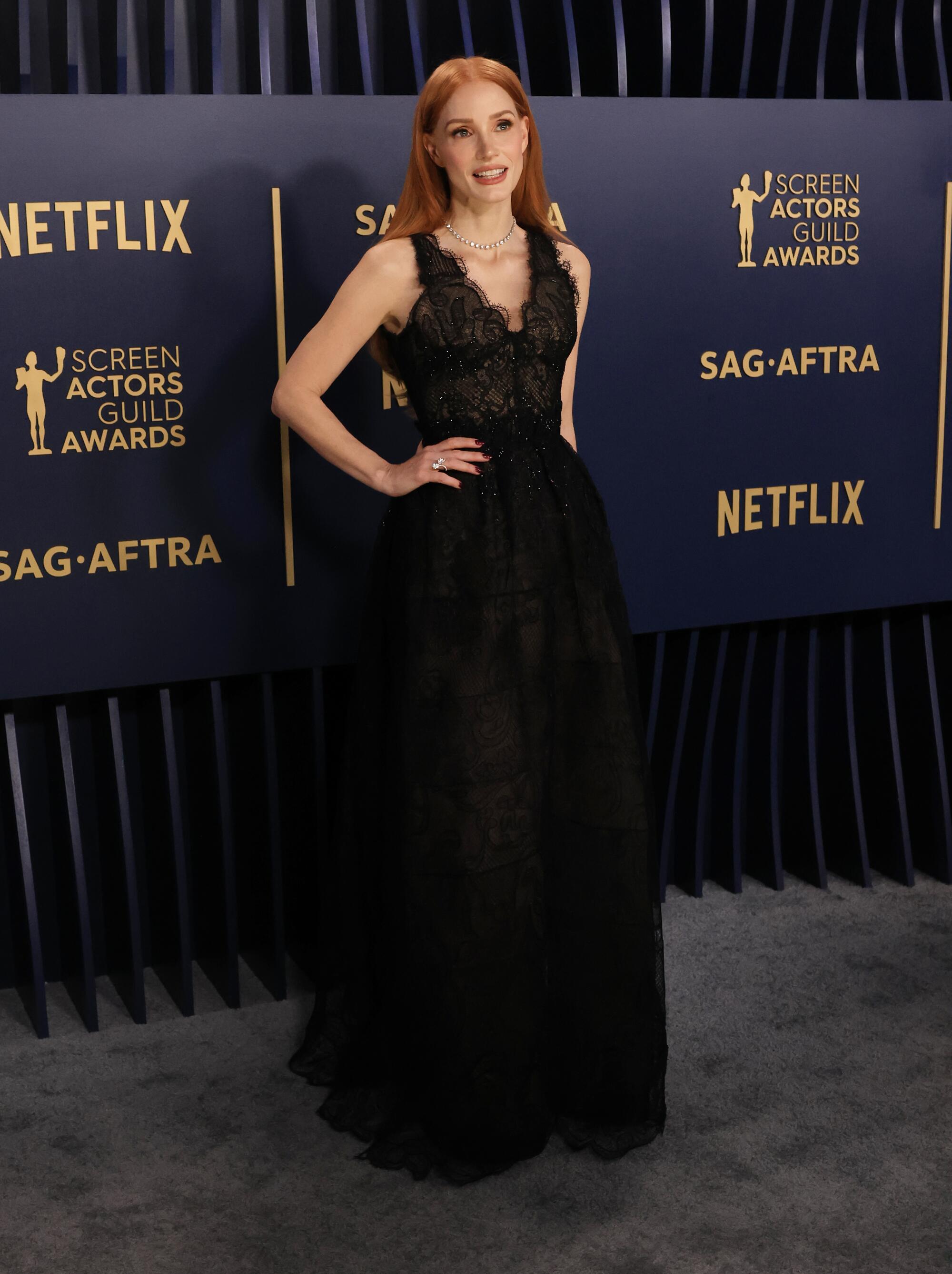 Jessica Chastain trägt bei den SAG Awards ein schwarzes Spitzenkleid. 