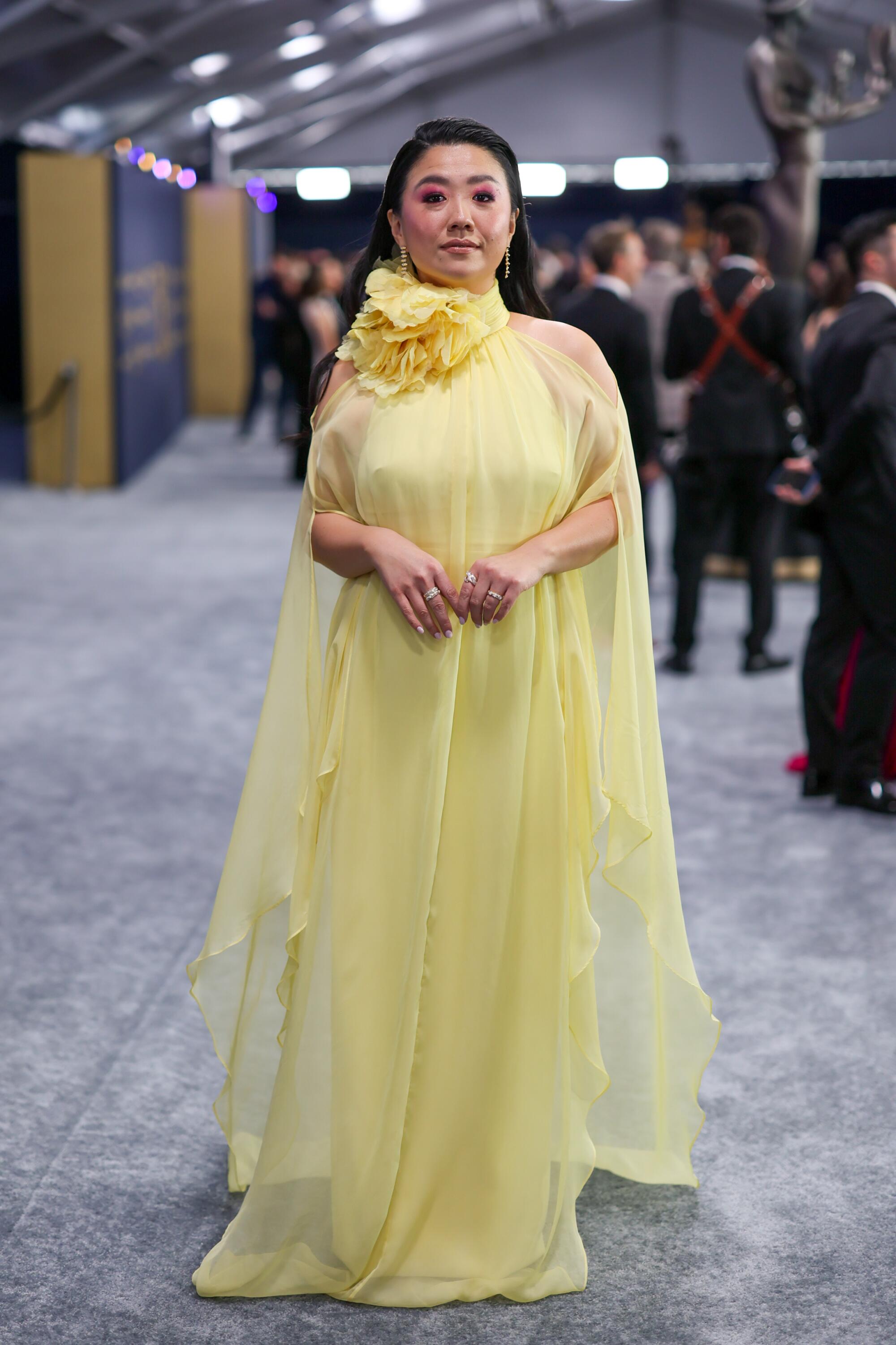 Sherry Cola trägt bei den SAG Awards ein gelbes Cape-Kleid. 