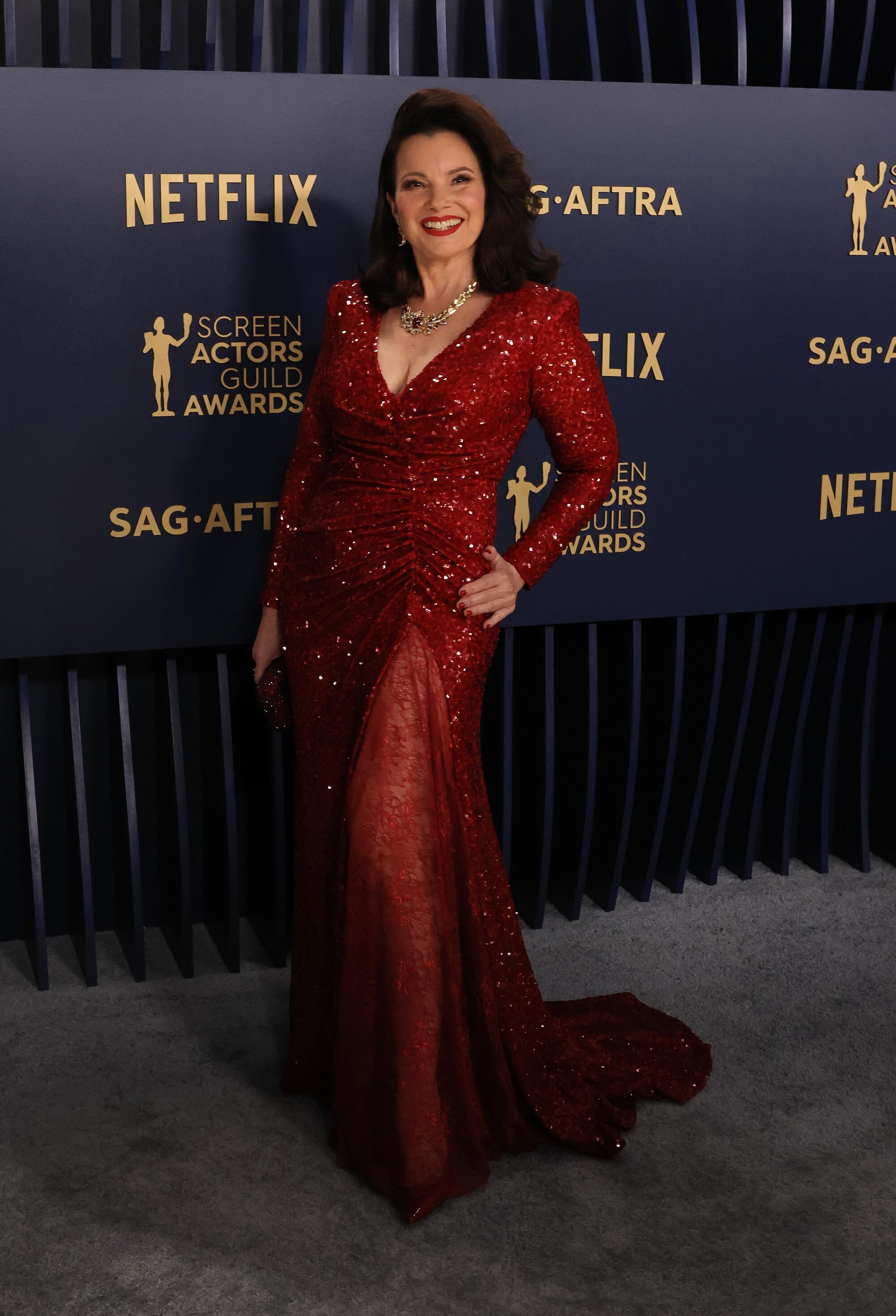 Fran Drescher trägt bei den SAG Awards ein rotes Kleid mit Pailletten.