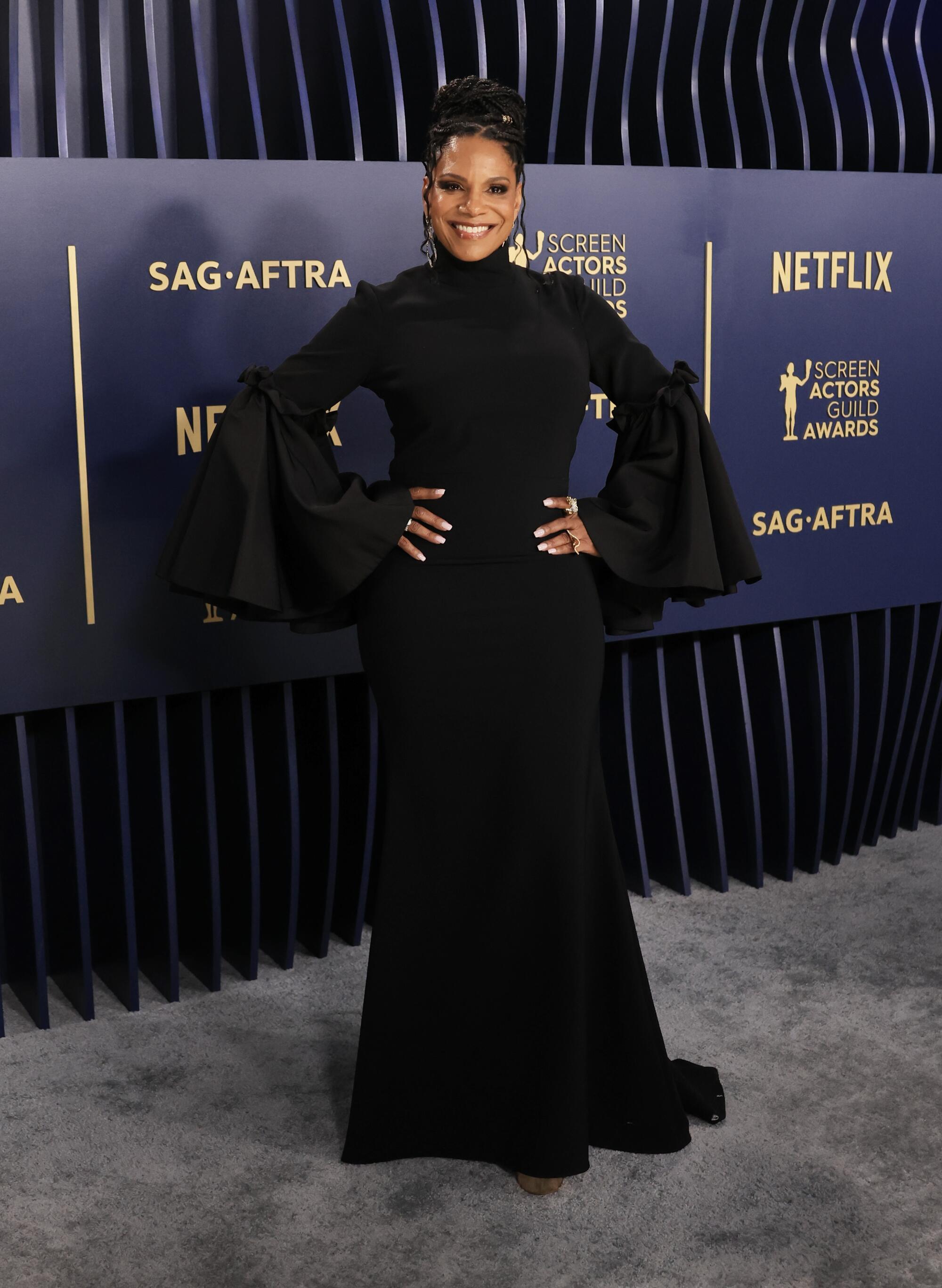 Audra McDonald trägt zu den SAG Awards ein schwarzes Langarmkleid.