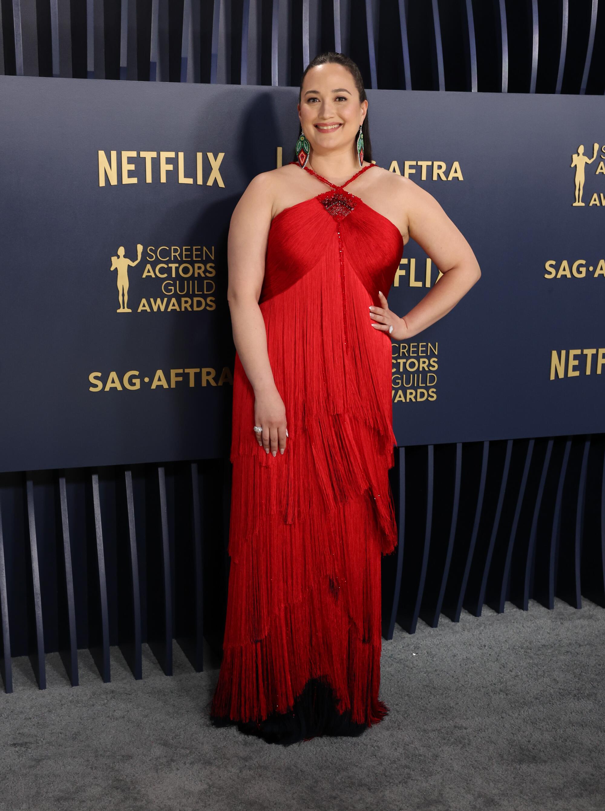 Lily Gladstone trägt bei den SAG Awards ein rotes Neckholder-Kleid.