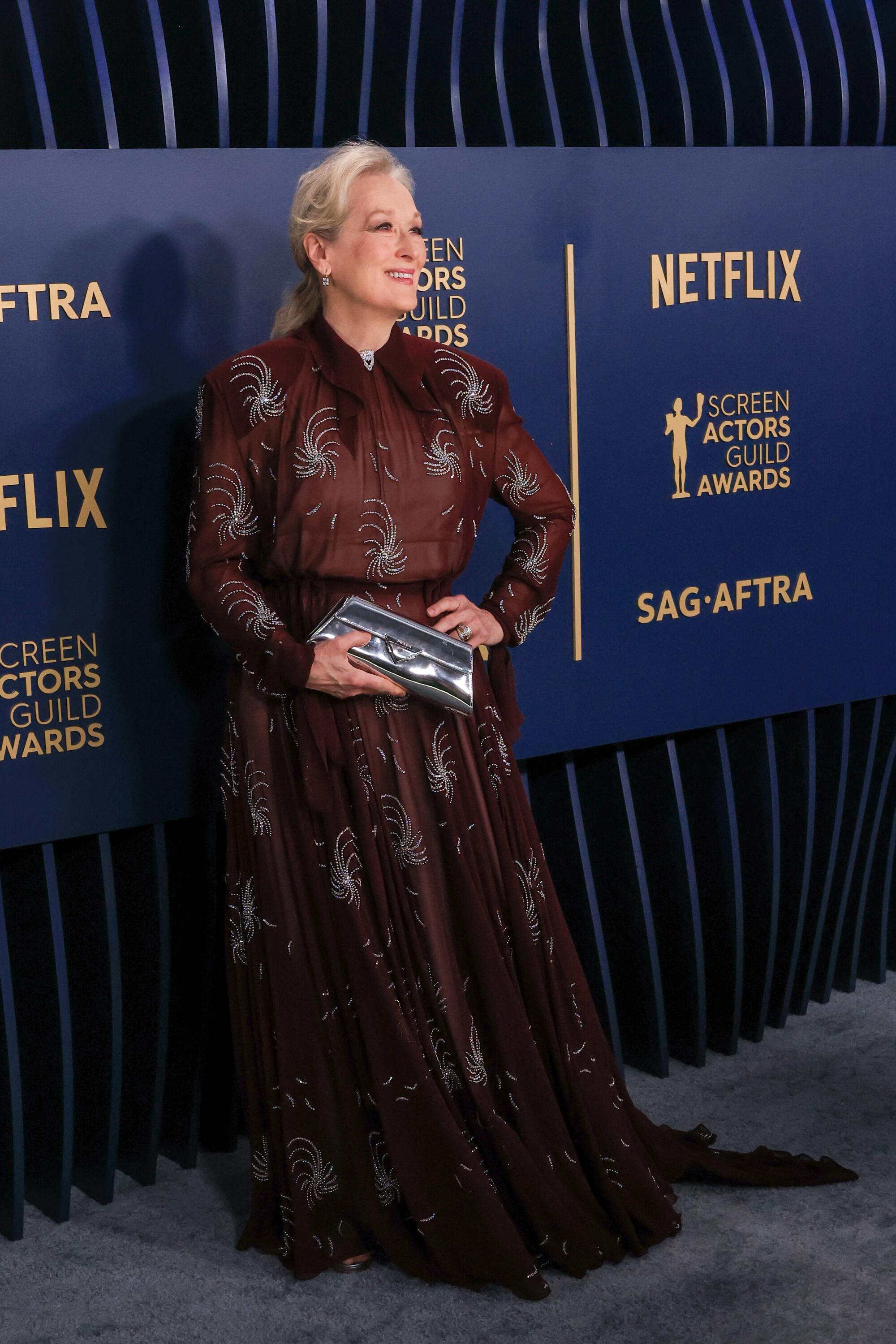 Meryl Streep trägt bei den SAG Awards ein langärmeliges Kleid.