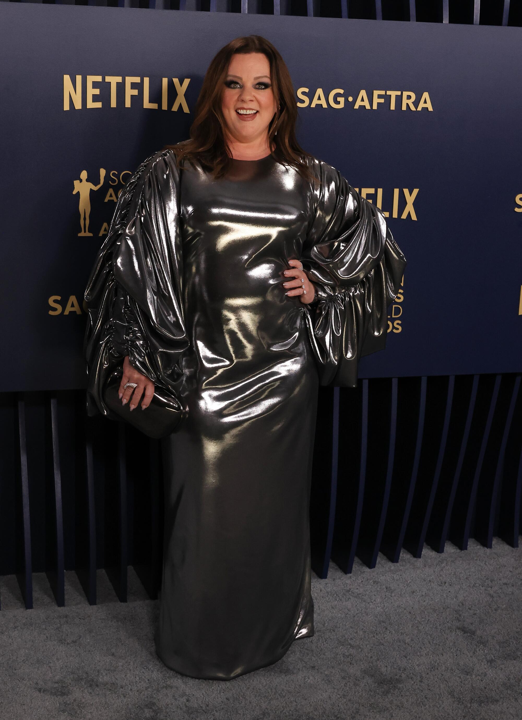 Melissa McCarthy trägt bei den SAG Awards ein silbernes Kleid.