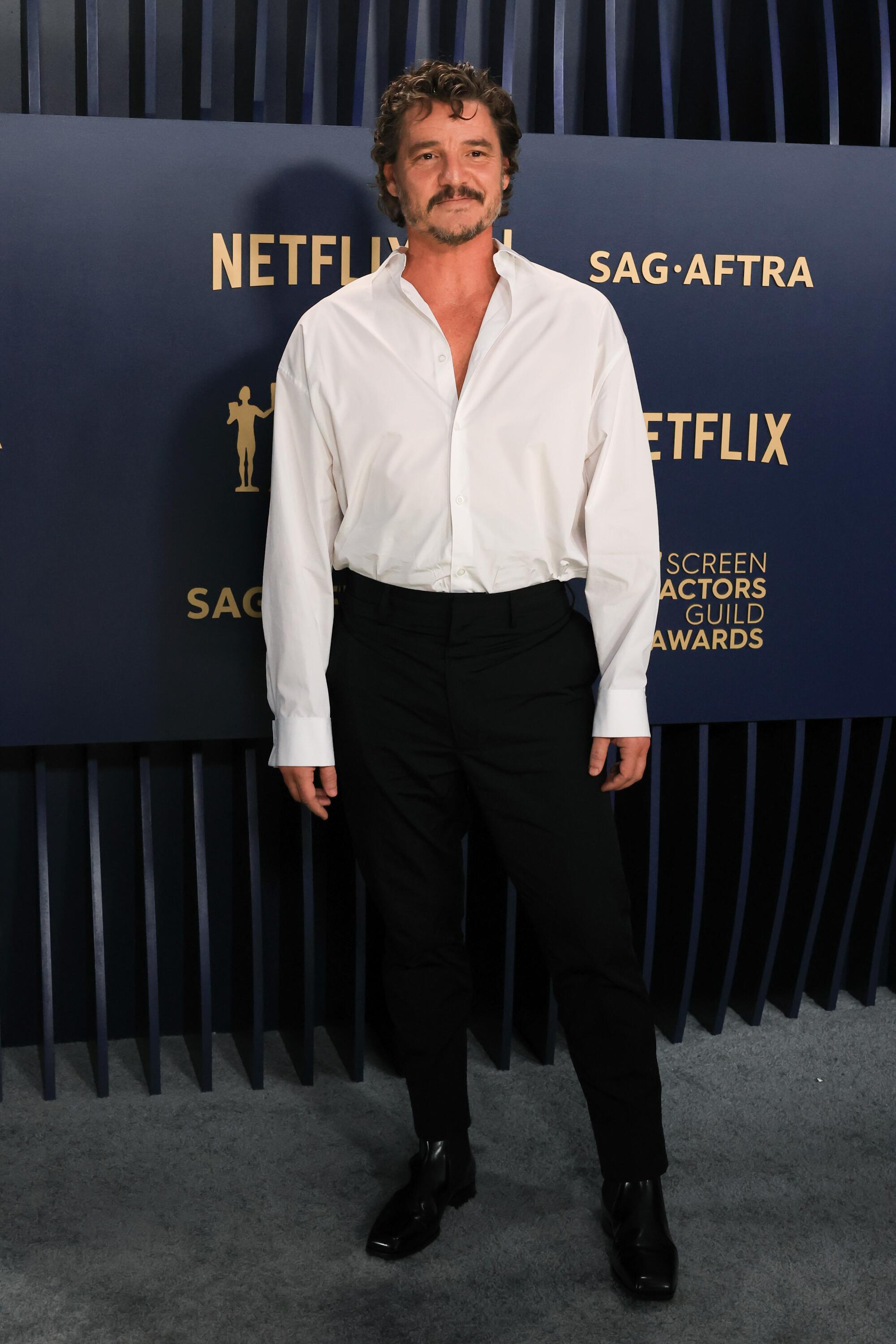 Pedro Pascal trägt bei den SAG Awards ein weißes Hemd und eine schwarze Hose.