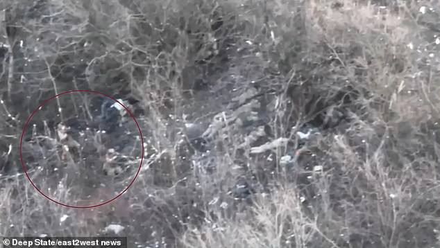 Man sieht die ukrainischen Soldaten aus einem Frontgraben auftauchen, während die Russen Gebietsgewinne erzielen, bevor sie angeblich bei ihrer Kapitulation erschossen werden