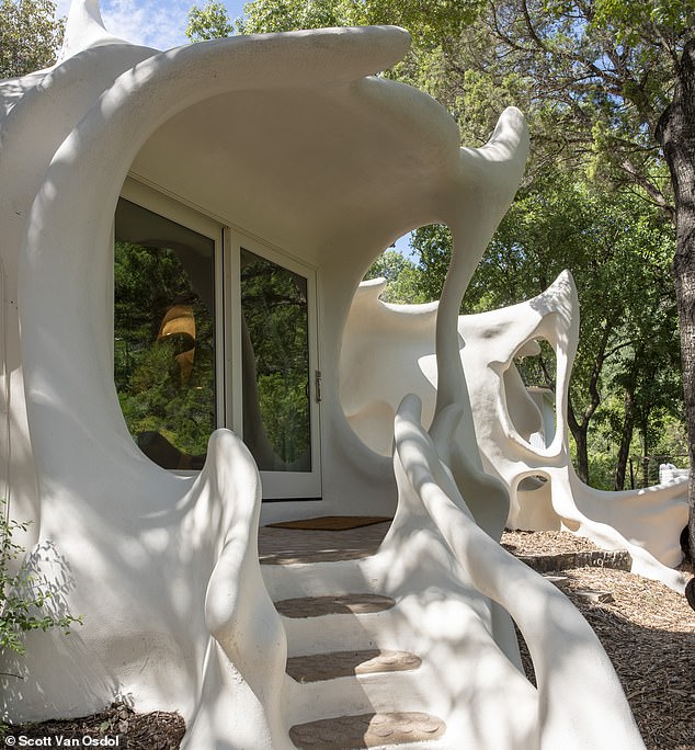 Der Architekt hat nie zugegeben, wovon die Form inspiriert ist.  Aber im Airbnb-Eintrag wird es als „riesiges Muschel-Einhorn“ beschrieben.  Das obige Bild zeigt den Eingang zum Grundstück