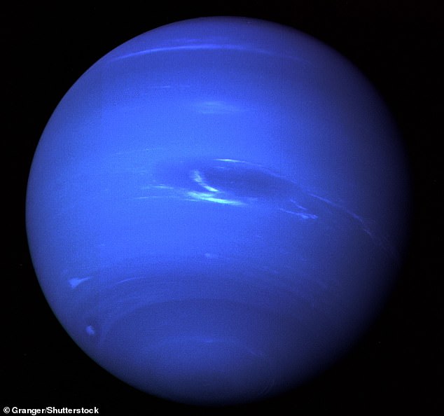 Im Jahr 1989 lieferte die NASA-Raumsonde Voyager 2 die ersten Nahaufnahmen von Neptun, obwohl Neptun tatsächlich einen blasseren grünblauen Farbton aufweist, als dieses Bild vermuten lässt