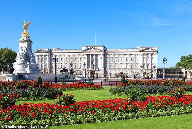 Mit mehr als 700 Räumen auf einer Fläche von 39 Hektar strömen Besucher aus der ganzen Welt herbei, um Zeuge des Glanzes des Londoner Buckingham Palace zu werden