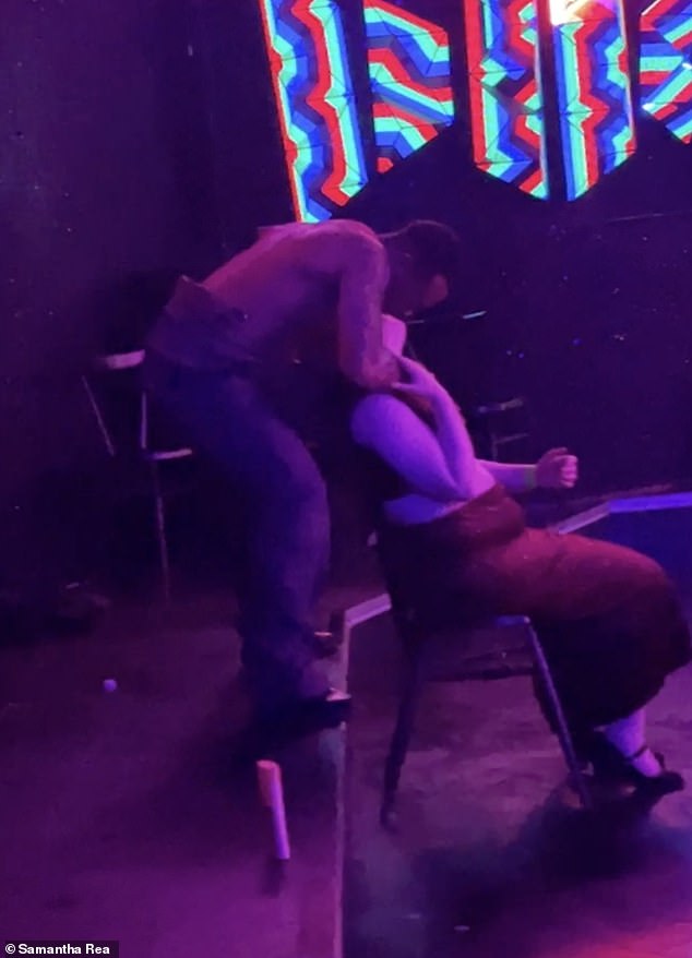 Ein anderer Zuschauer genoss einen privaten Einzel-Lapdance von einem der PleasureBoys