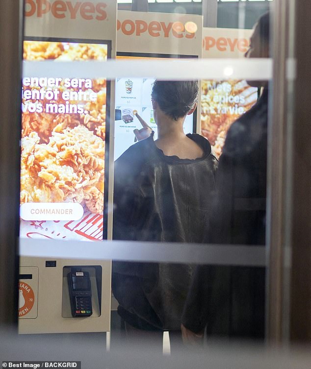 Das Paar sah, wie sie gemeinsam Popeyes im Fast-Food-Laden bestellten