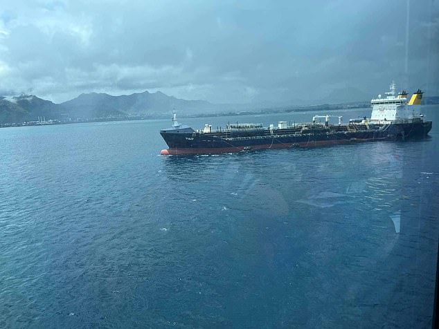 Der Blick vom Schiff vor der Küste von Mauritius, geteilt von einem Passagier an Bord