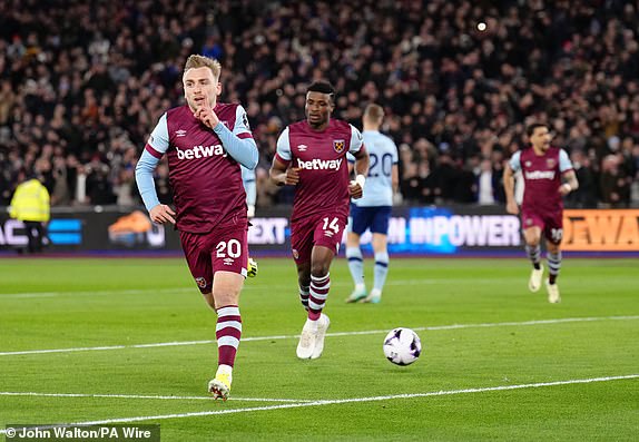 West Ham United's Jarrod Bowen celebrates scoring their side's first goal of the game during the Premier League match at the London Stadium. Picture date: Monday February 26, 2024. PA Photo. See PA story SOCCER West Ham. Photo credit should read: John Walton/PA Wire.RESTRICTIONS: EDITORIAL USE ONLY No use with unauthorised audio, video, data, fixture lists, club/league logos or "live" services. Online in-match use limited to 120 images, no video emulation. No use in betting, games or single club/league/player publications.