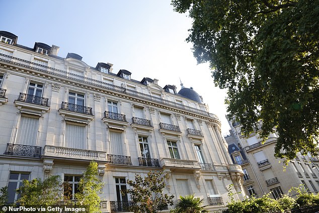 Die atemberaubende französische Wohnung in der Nähe des Wahrzeichens Arc de Triomphe wurde für 8,2 Millionen Pfund an einen bulgarischen Investor verkauft – 2 Millionen Pfund weniger als der geforderte Preis