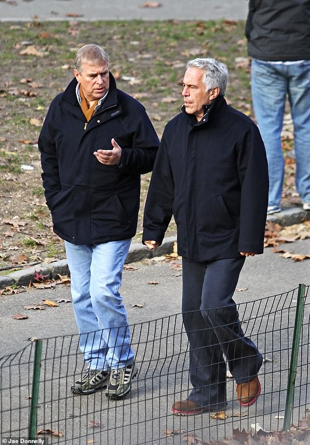 Prinz Andrew verlässt 2011 das Haus des Sexualstraftäters Jeffrey Epstein und macht einen gemeinsamen Spaziergang durch den New Yorker Central Park