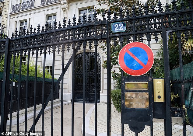 Die Pariser Wohnung, in der Andrew und Brunel Epstein trafen, wurde an den bulgarischen Kunststoffverpackungsunternehmer Georgi Tuchev verkauft, der sie für eine Gebühr von 360.000 Pfund über Sotheby's vermittelte