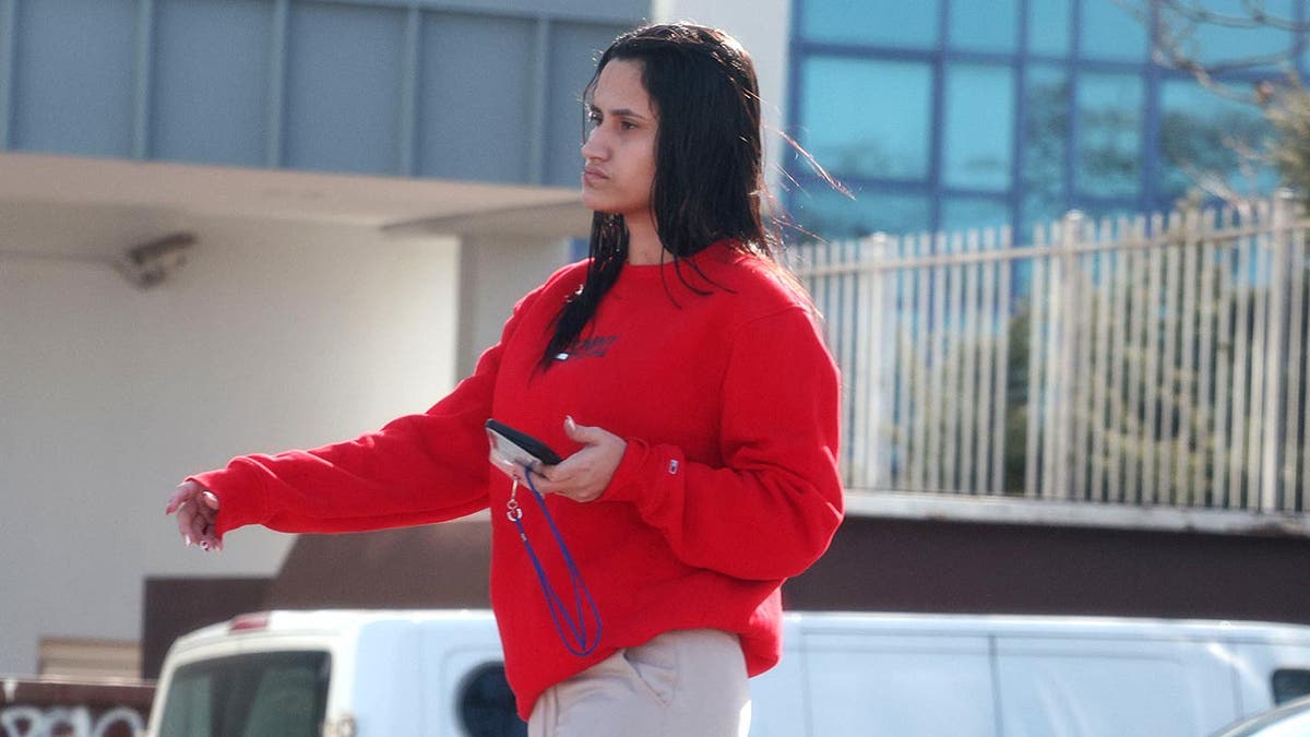 Die venezolanische Migrantenfrau des mutmaßlichen Mörders von Laken Riley, Jose Ibarra, wird in einem roten Pullover in Queens gesehen