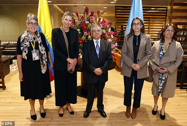 Die 52-jährige Königin kam gestern in Medellin, Kolumbien, an, um im Rahmen ihrer Sonderberaterrolle bei den Vereinten Nationen finanzielle Inklusion und Innovation zu fördern (im Bild: Königin Maxima mit der Botschafterin der Niederlande in Kolumbien Reina Buijs (links), der Botschafterin von Kolumbien in den Niederlanden Carolina Olarte (zweite von rechts) und die UN-Residentkoordinatorin in Kolumbien Mireia Villar Forner (rechts)