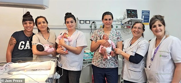 Oben abgebildet sind Mutter Melany (ganz links) und Krankenhauspersonal mit ihren drei Babys.  Sie erhielten einige Wochen lang Sauerstoff, bevor sie nach Hause gehen durften