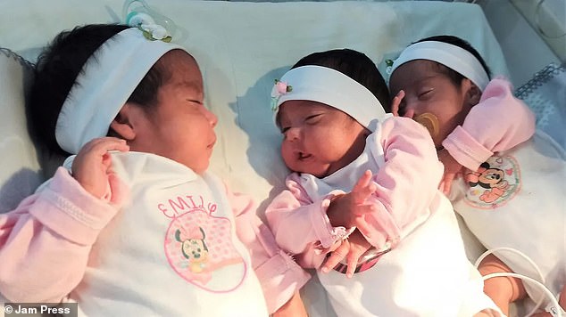 Die Pflege der drei Mädchen sei „kompliziert“, sagte ihre Mutter, obwohl sie sich alle „sehr brav“ benahmen.  Sie sind jetzt sechs Monate alt