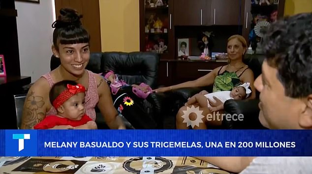Sie enthüllte ihre Geburt einem lokalen Nachrichtensender.  Im Hintergrund sitzt ihre Mutter Marcela Frias, die sagte, die Babys seien das „Licht meines Lebens“.