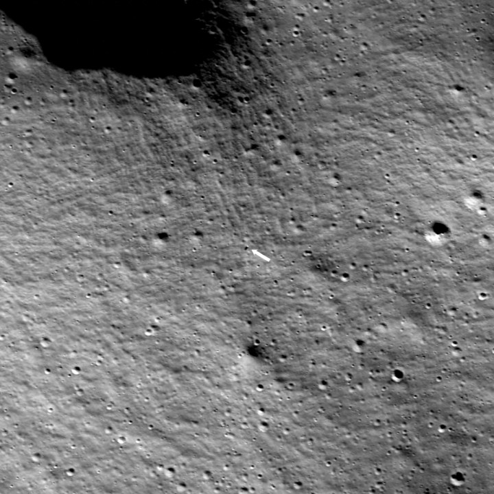 Der Lunar Reconnaissance Orbiter der NASA hat dieses Bild des Nova-C-Landers der Intuitive Machines namens Odysseus auf der Mondoberfläche am 24. Februar 2024 um 13:57 Uhr EST aufgenommen.  Odysseus landete auf 80,13 Grad südlicher Breite und 1,44 Grad östlicher Länge auf einer Höhe von 8.461 Fuß (2.579 Meter).  Das Bild ist 3.192 Fuß (973 Meter) breit und der Mondnord ist oben. 