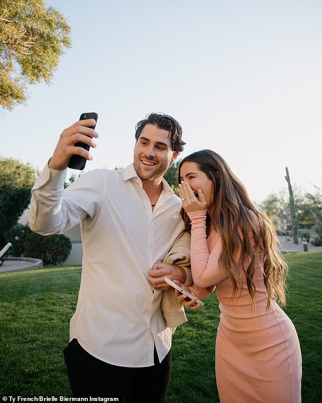 Einen Tag nach ihrem 27. Geburtstag teilte der Don't Be Tardy-Star die aufregende Neuigkeit mit ihren 1,3 Millionen Instagram-Followern, indem sie eine Diashow mit Bildern veröffentlichte, die aufgenommen wurden, als ihr jetziger Verlobter in Scottsdale, Arizona, auf ein Knie ging und ihm einen Heiratsantrag machte