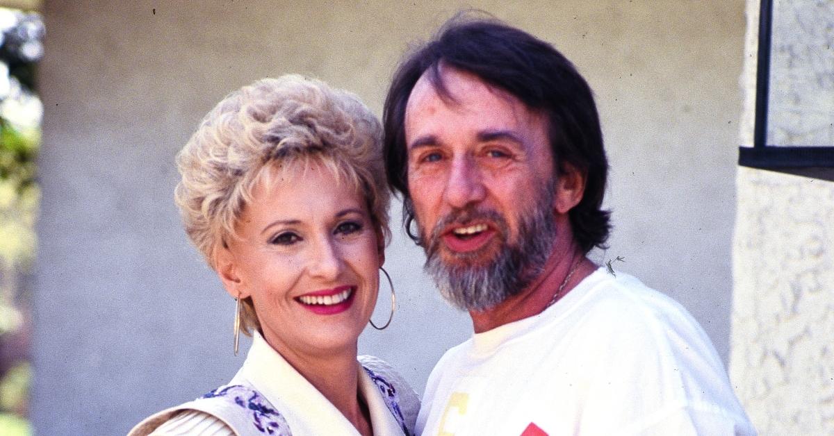 Tammy Wynette lächelt mit ihrem fünften Ehemann George Richey am 7. April 1982 im Garten ihres Hauses in Nashville, Tennessee.