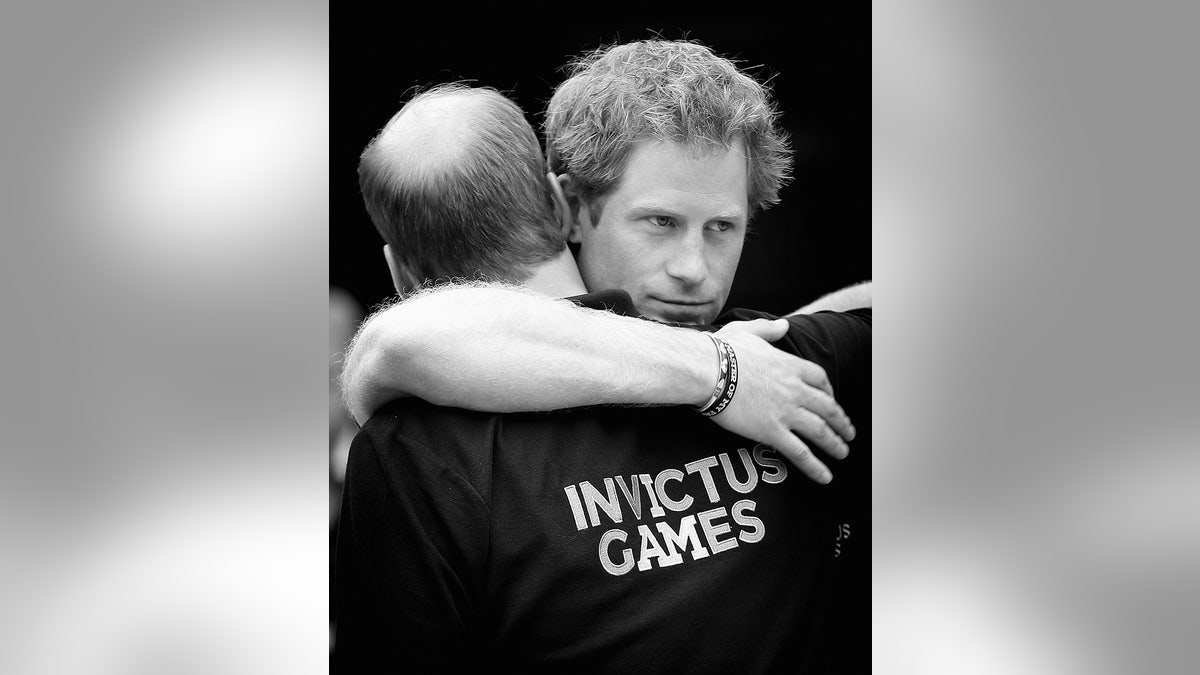 Prinz Harry umarmt seinen Bruder Prinz William
