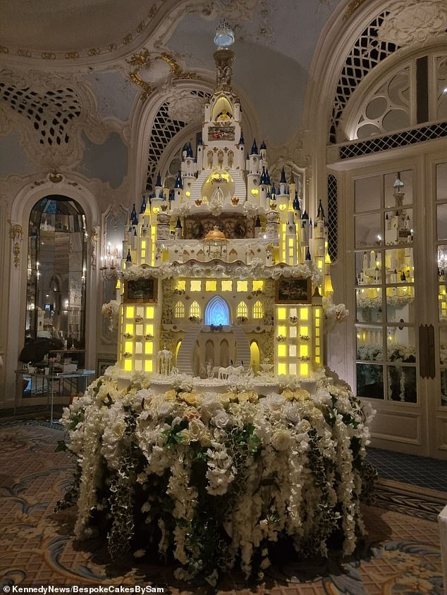 Der Kuchen war komplett mit Lichtern und Türmen, die in einem 3D-Drucker hergestellt wurden