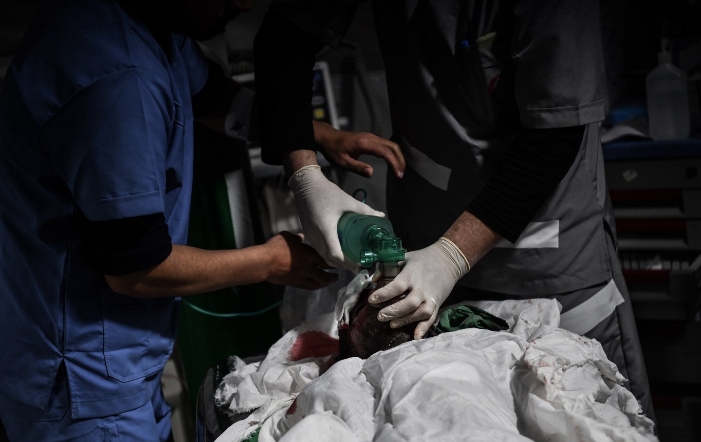 Ein verletzter Mann, der aus den Trümmern eines eingestürzten Gebäudes geborgen wurde, wird medizinisch behandelt, nachdem am 26. Februar 2024 ein israelischer Luftangriff ein Wohngebäude in Rafah getroffen hatte.