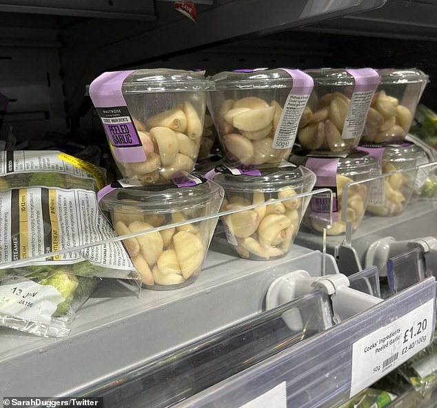 Die Nutzer sozialer Medien waren letztes Jahr uneinig, nachdem sie in WaitroseE den geschälten Knoblauch zum Verkauf in „unnötigen Plastiktöpfen“ entdeckt hatten